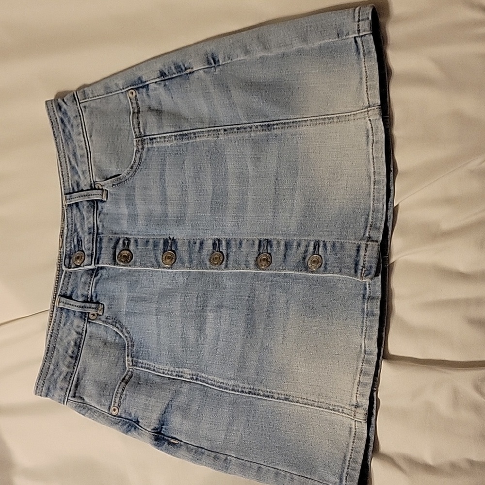 Women's size 6 denim button up skirt